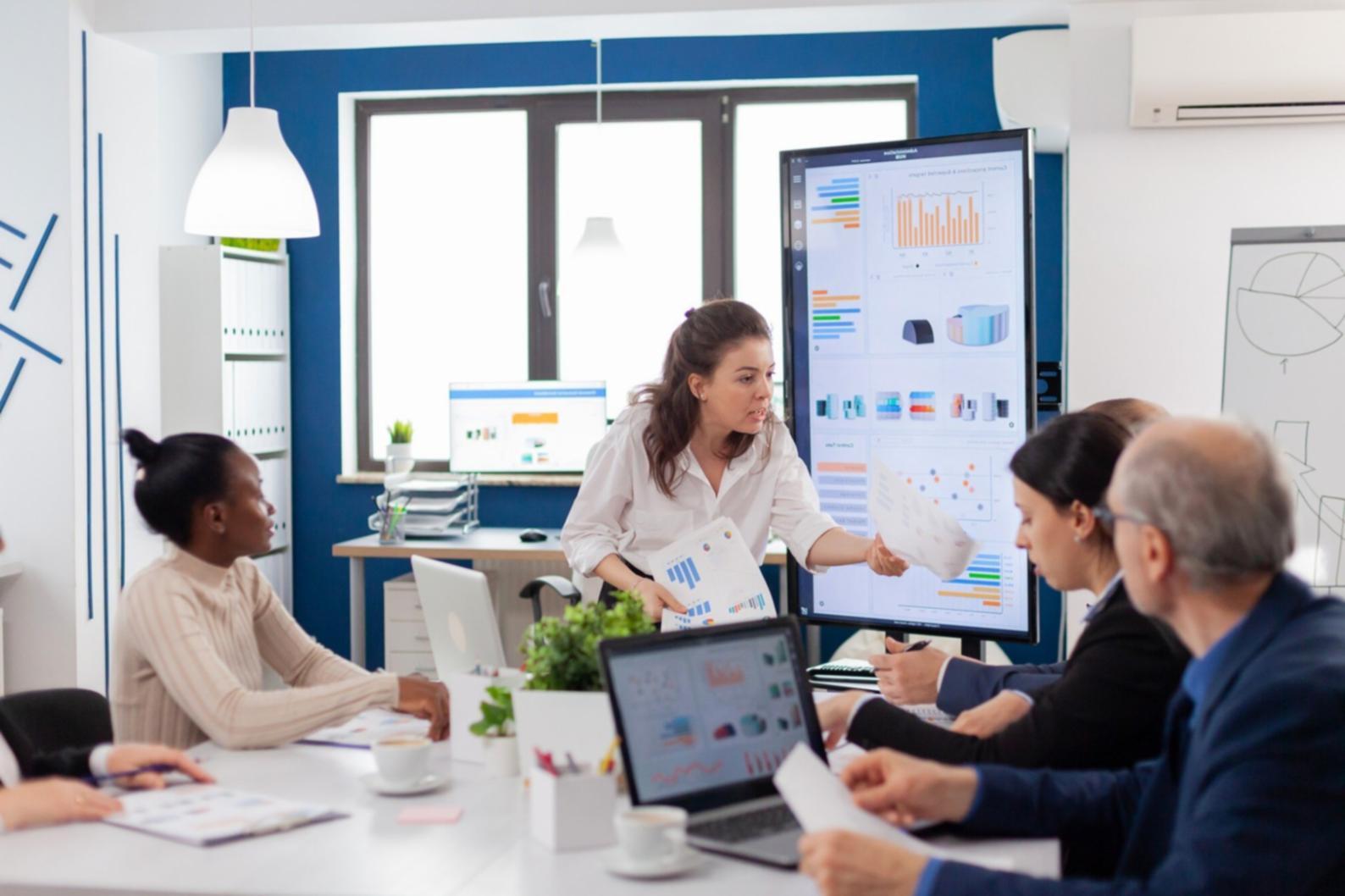 Réunion d'équipe autour d'analyses financières détaillées