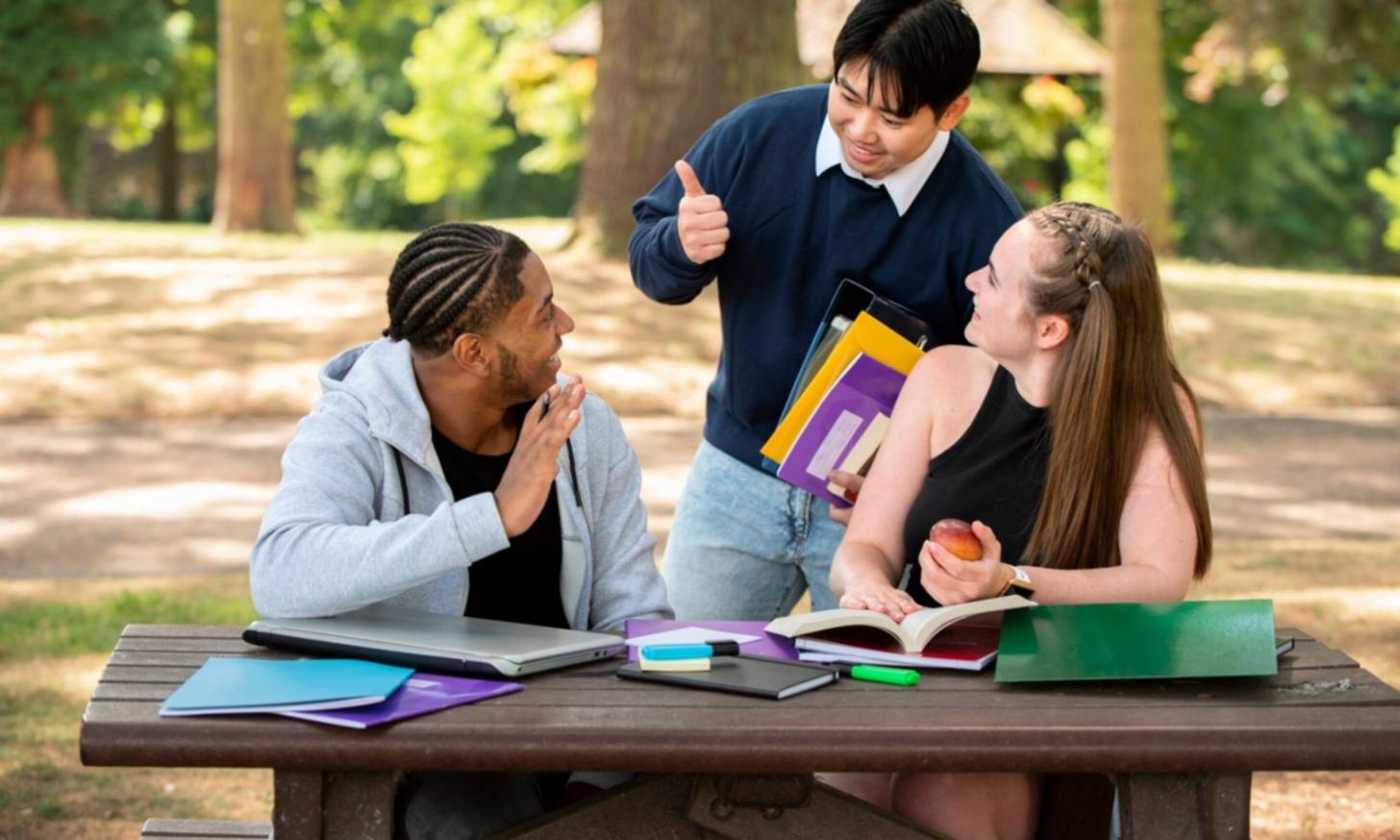 Analyse détaillée de documents financiers sur un bureau professionnel